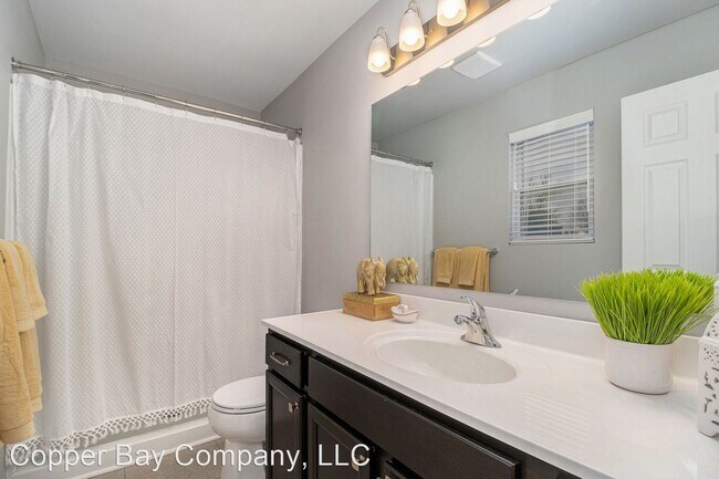 Building Photo - 4 br, 2.5 bath House - 4428 Bronson Boulevard