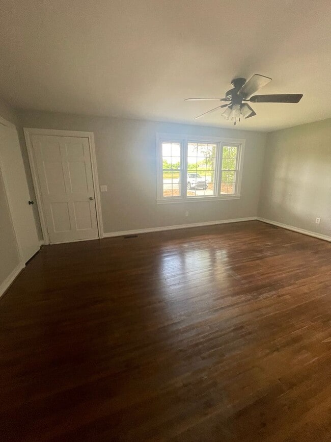 Building Photo - 3 Bedroom 1 Bath Ranch  Close to 385 Green...