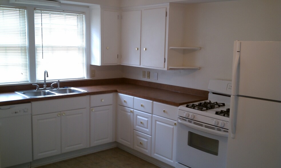 Building Photo - 18725 Chagrin Blvd