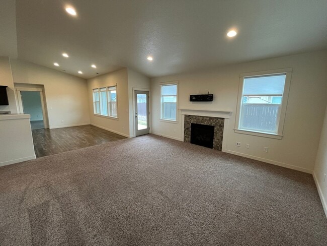 Building Photo - 3 Bedroom + Office in NW Redmond