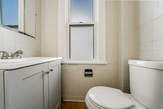 Building Photo - 3402 Roehl Ave