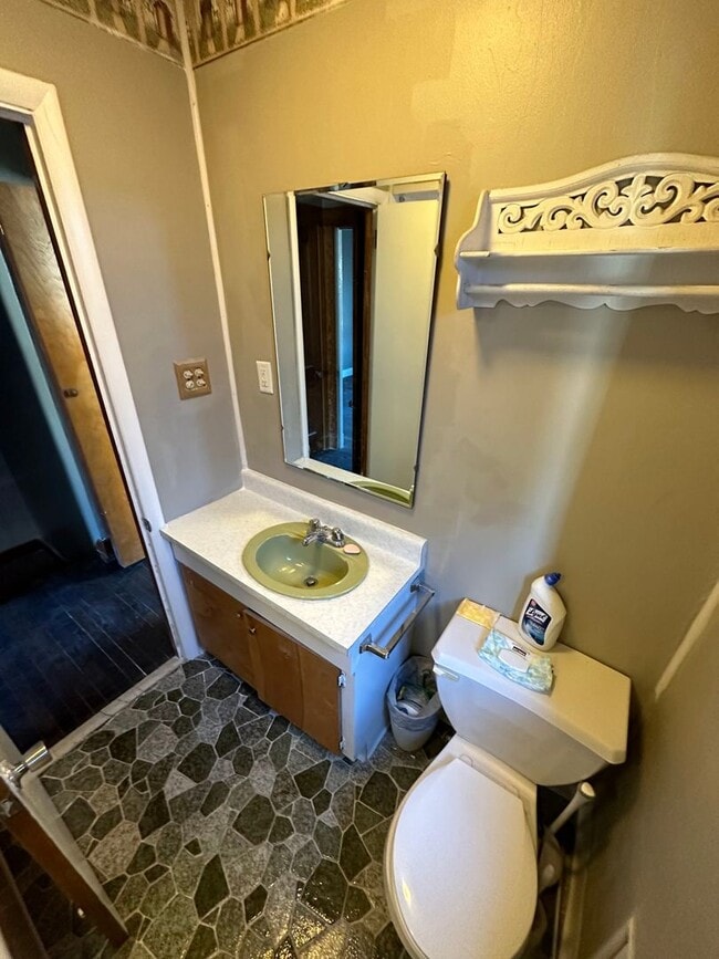 Building Photo - 2 Bed, 1 Bath Home in Greenfield - Convenient Location, Bonus Room - Available May 2026