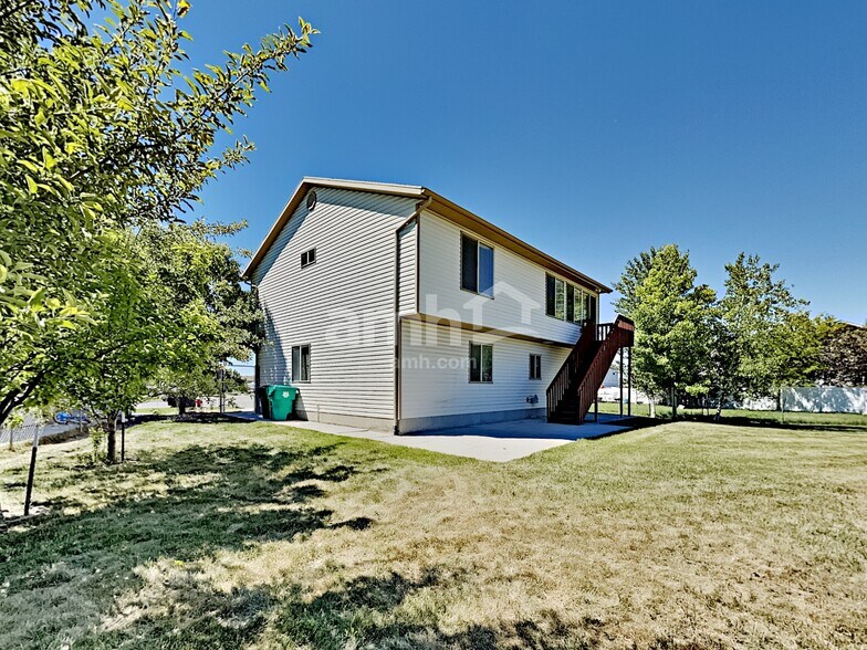 Building Photo - 2216 S 2685 W