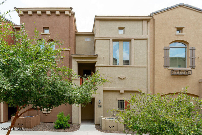 Building Photo - 900 S 94th St