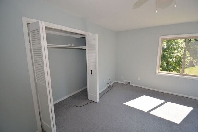 Building Photo - 4 Bedroom Home For Rent in Euclid Ohio