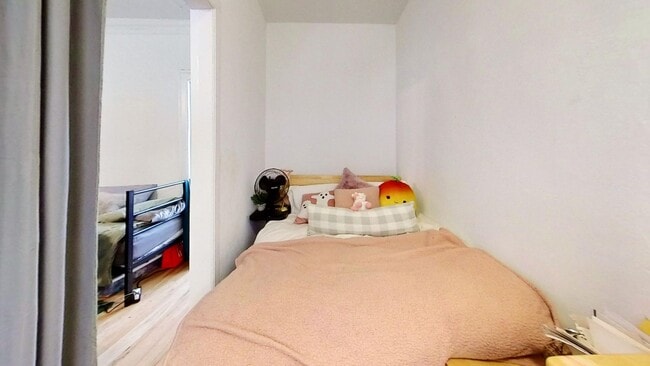Interior Photo - 734-44 W. Aldine