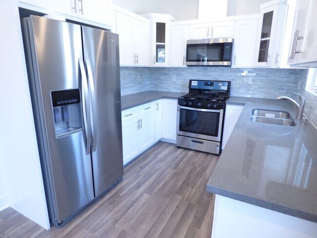 Building Photo - 1923 Holly Dr