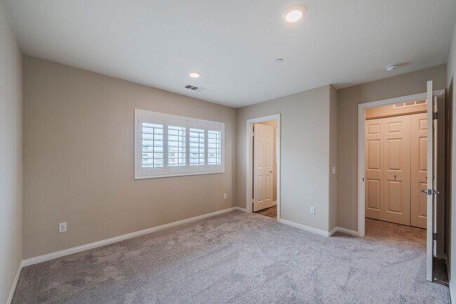 Building Photo - Beautiful Gardena Condominium in Gated Com...