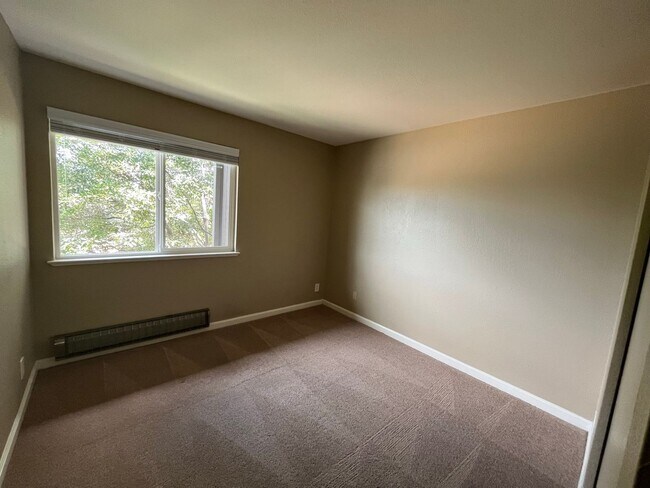 Building Photo - Spacious 2 Bed 1 Bath! Warm Springs District!