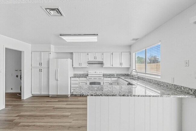 Building Photo - Wonderful East Valley Home! 4bedroom 1.5 B...
