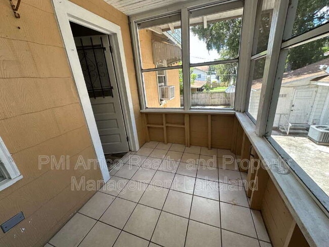 Building Photo - 722 W Central Ave