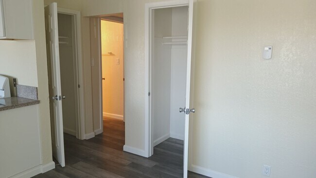 Building Photo - Welcome to SkyView Villa & Somerset Apartments!