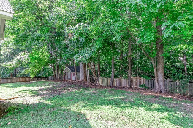 Building Photo - Charming 3 Bedroom Home