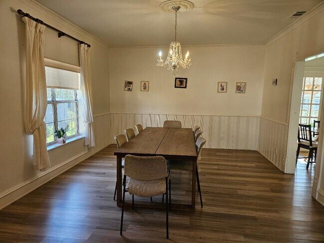 Building Photo - 710 N Avenue C