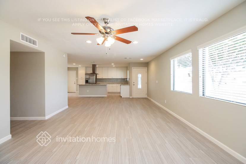 Building Photo - 1027 E Frost Dr