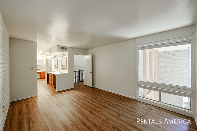 Building Photo - 4824 N Woodmere Fairway