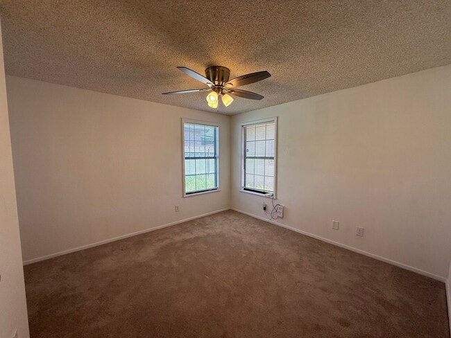 Building Photo - Spacious 4 bedroom, 2 bath home AVAILABLE NOW!