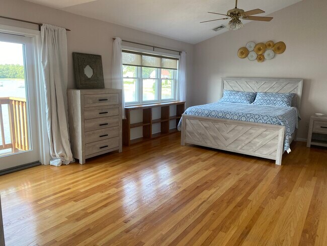 Building Photo - 22 Cove St