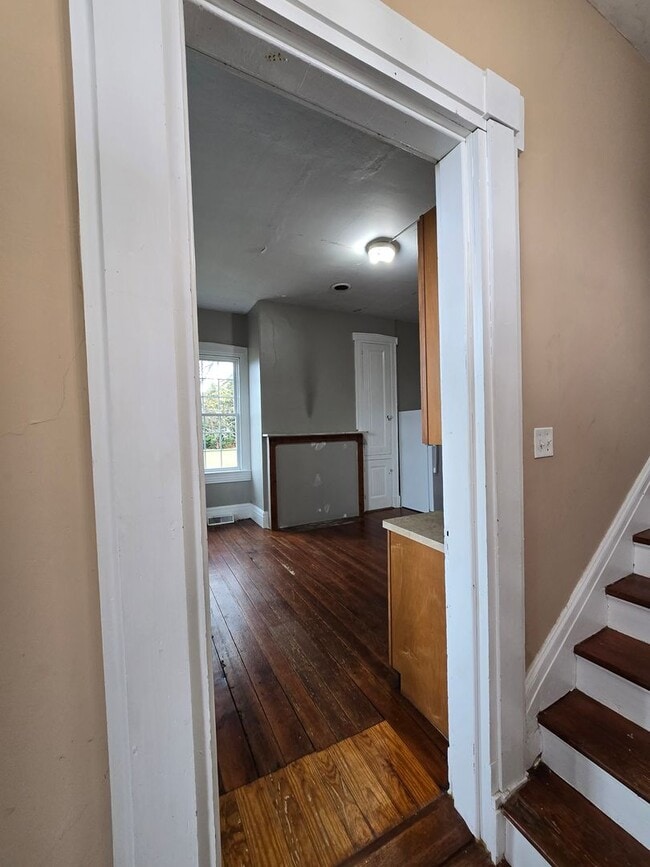 Building Photo - 2 Bedroom Farmhouse in Middletown