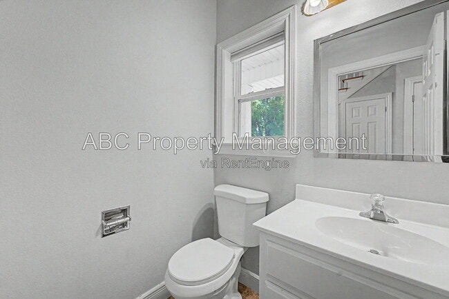 Building Photo - 1525 W Deane St
