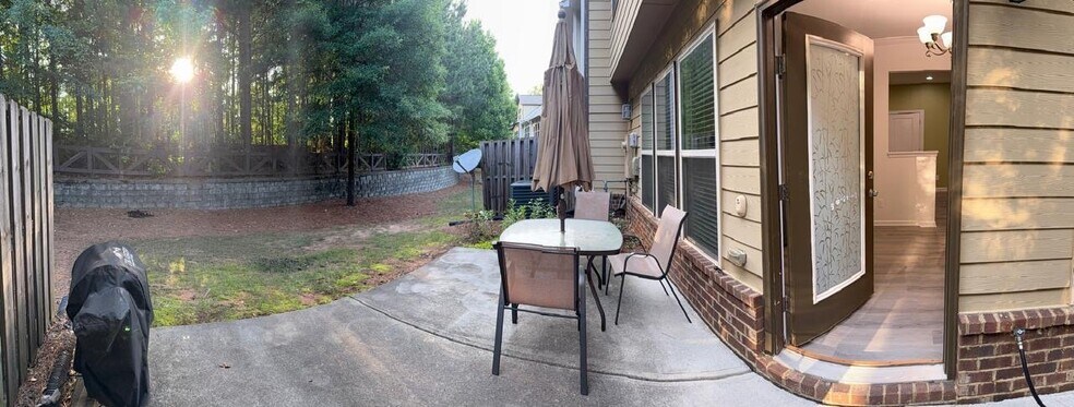 Building Photo - 2124 Greencrest Cir
