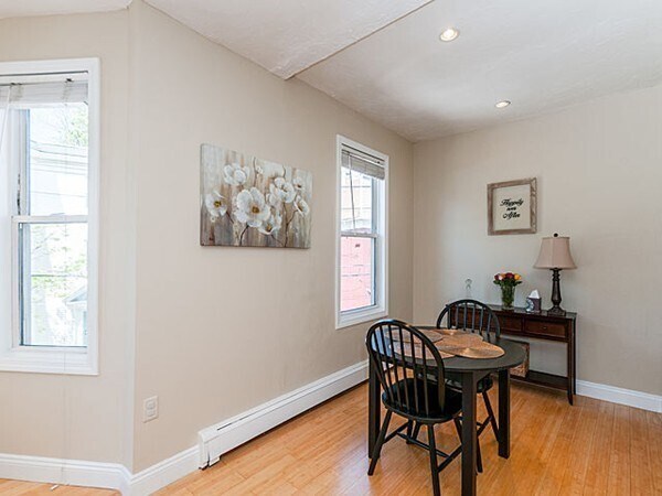 Building Photo - 154 Boylston St