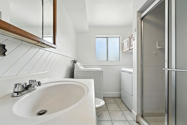 Building Photo - Spacious Tri-Level Home on Corner Lot – Av...
