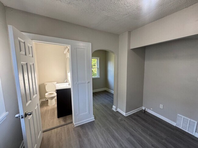 Building Photo - Charming 3-Bedroom Property in Prime Location
