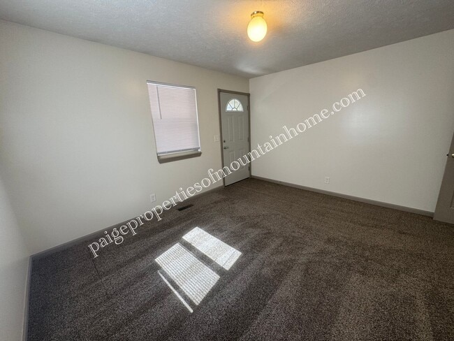 Building Photo - Grand Oak Road