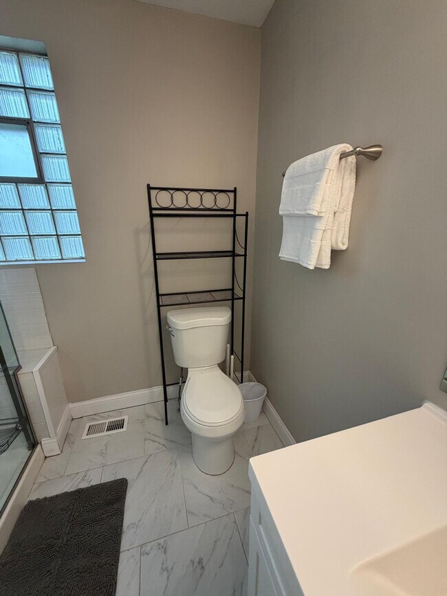 Building Photo - 6913 Etzel Ave