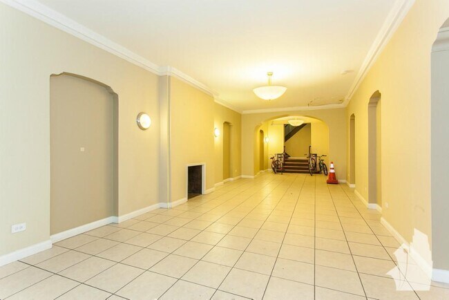 Building Photo - 2737 North Spaulding-320