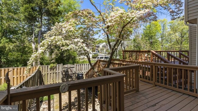 Building Photo - This stunning 3-bedroom, 2-bathroom interior townhome is sure to impress.
