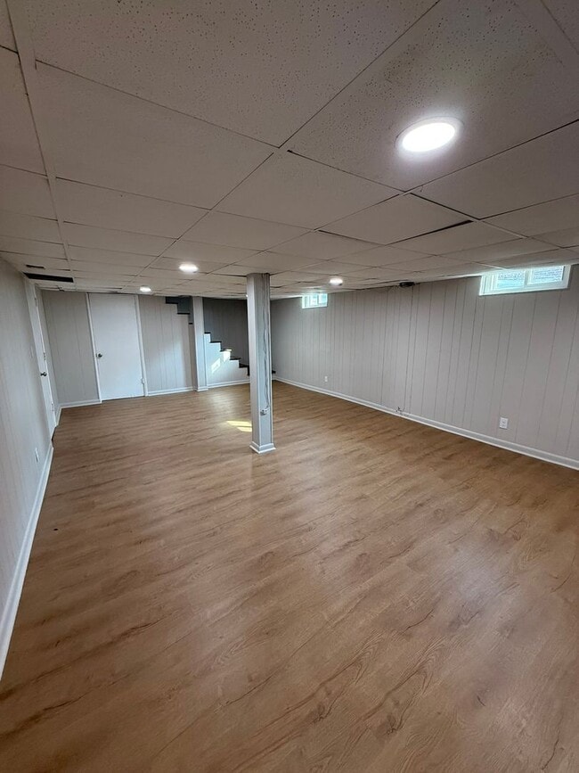 Building Photo - Newly updated 3 bedroom 1 bath with hardwo...