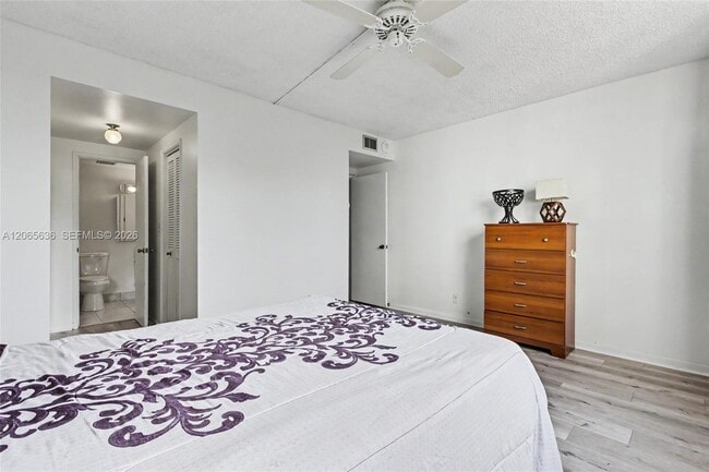 Building Photo - 4330 Hillcrest Dr