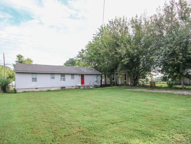 Building Photo - Available Now! 3 Bed / Bath & Large Backyard! Price drop!
