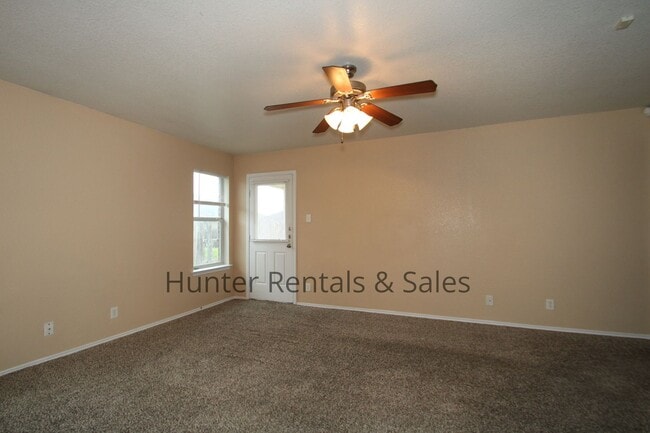 Building Photo - Conveniently Located!!!