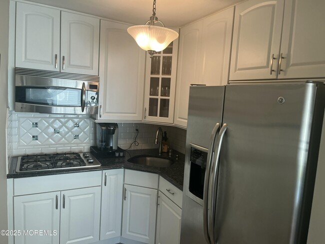 Building Photo - 100 3rd Ave