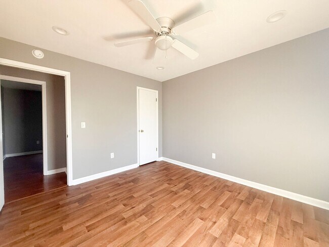 Building Photo - Pet-Friendly 3-Bedroom Home with Fenced Yard, Sun Room & Utilities Included
