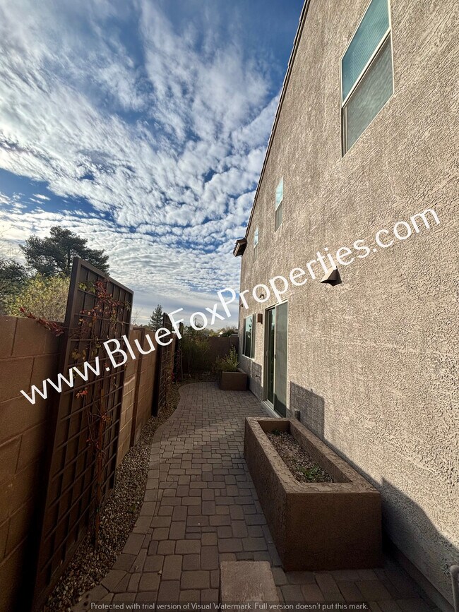 Building Photo - 1048 E Descent St