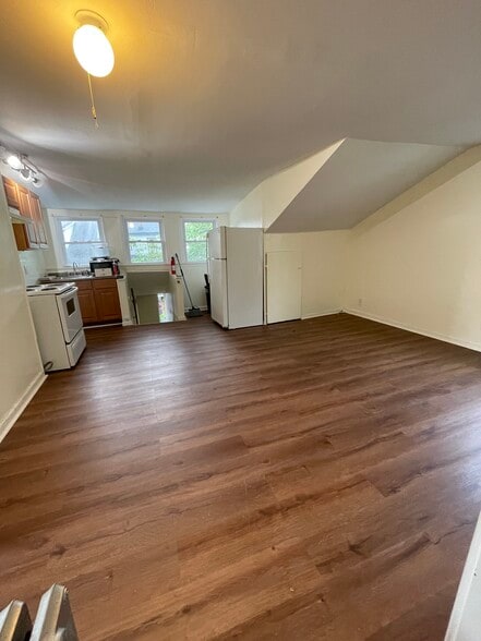 Livingroom/ Dining room - 26 Park Dr N