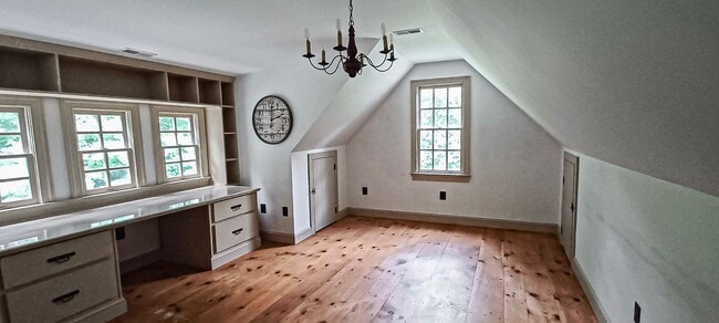Building Photo - Oversized 4 Bedroom 3.5 Bathroom Home Situ...