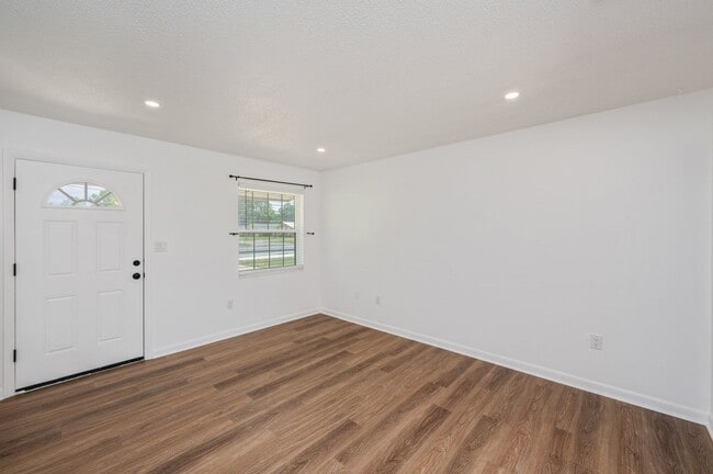 Building Photo - Central 4 bedroom in Niceville!