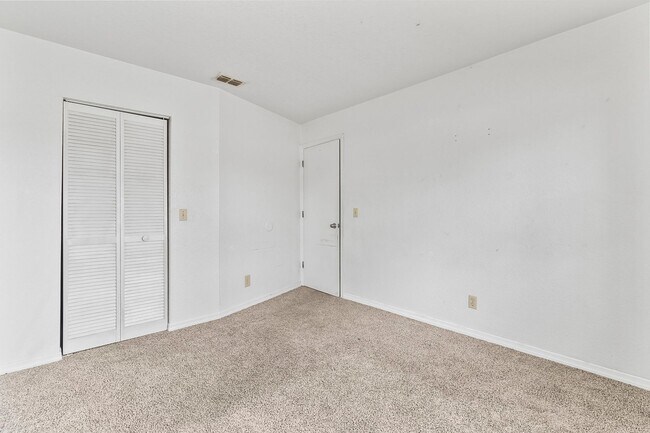 Building Photo - Annual ** 4 Bed / 3 Bath Single Family Hom...