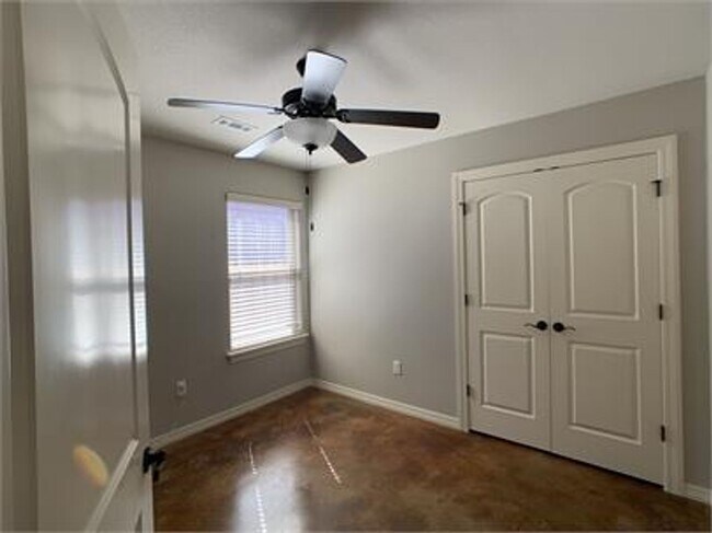 Building Photo - Fabulously Cozy Home