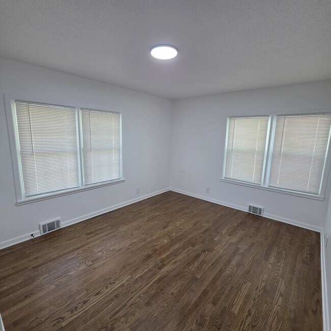Building Photo - Spacious 4 bedrooms and 2 full baths home located on Holmes Rd in Kansas City, MO