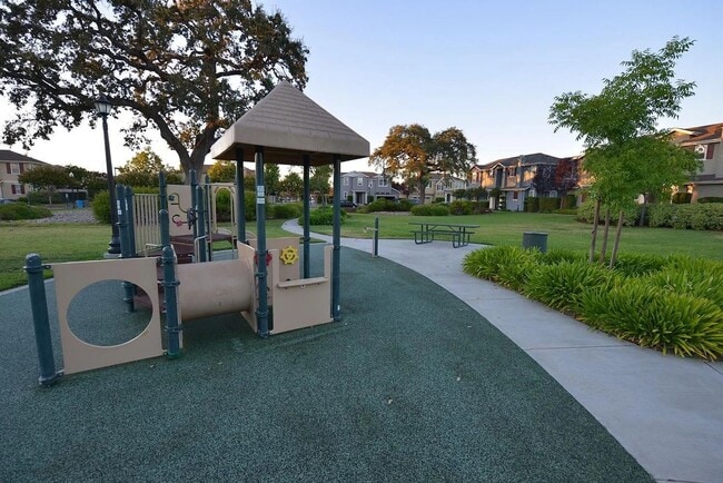 Building Photo - 3BR/2.5BA Oak Commons Home w/ Backyard & C...