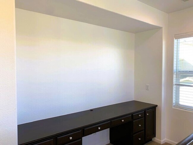 Building Photo - GORGEOUS 4 BED 3BATH HOME - DOWNSTAIRS BED...