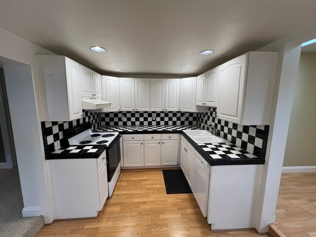 Building Photo - 3 Bedroom Home on Quiet Street with Lots o...