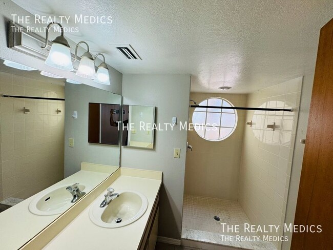 Building Photo - 5012 Laguna Bay Cir