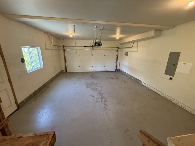 Building Photo - 335 N Roy Cir